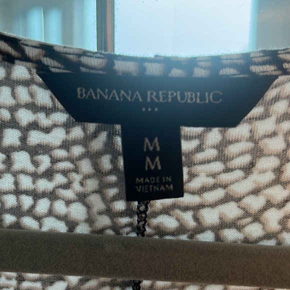 Banana Republic sleeveless top. Never worn. Size M - Picture 2 of 3